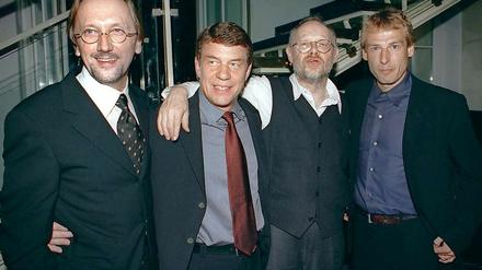 Sei umschlungen. Otto Rehhagel (2. v. links) und Jürgen Flimm (rechts daneben) verbindet eine fast 25-jährige Freundschaft. Außerdem auf diesem Foto: Marius-Müller Westernhagen und Jürgen Klinsmann.