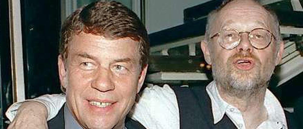 Sei umschlungen. Otto Rehhagel (2. v. links) und Jürgen Flimm (rechts daneben) verbindet eine fast 25-jährige Freundschaft. Außerdem auf diesem Foto: Marius-Müller Westernhagen und Jürgen Klinsmann.