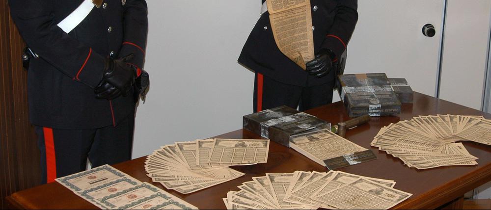 Carabinieri präsentieren einen Teil der Bonds.