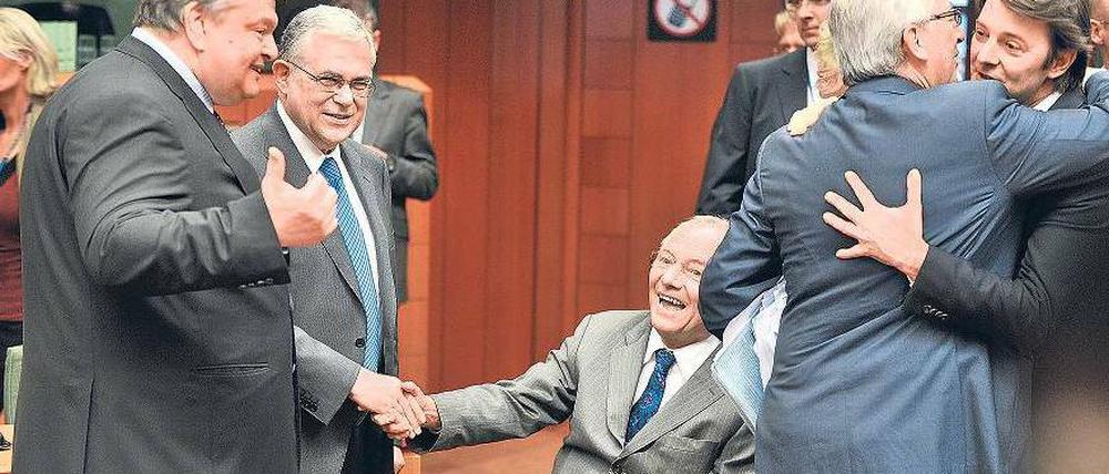 Schlag ein. Wolfgang Schäuble schüttelt Griechenlands Premier Lucas Papademos die Hand. Wie lange die Freude anhält, muss sich erst noch zeigen. Foto: AFP