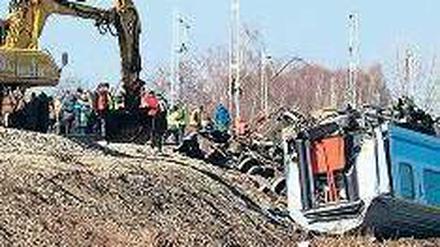 Die Bergungsarbeiten an der Unglücksstelle hielten am Montag weiter an. Foto: dpa