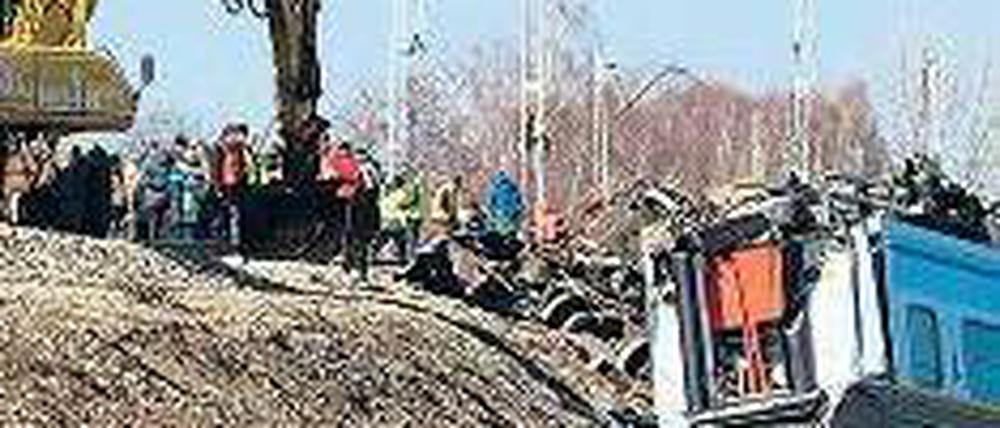 Die Bergungsarbeiten an der Unglücksstelle hielten am Montag weiter an. Foto: dpa
