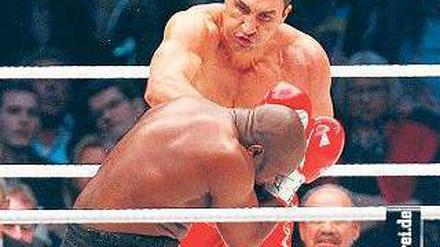 Kurzer Prozess. Wladimir Klitschko schickt Mormeck auf den Boden. Foto: Reuters