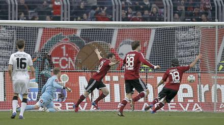 Drei Minuten nach seiner Einwechslung trifft Albert Bunjaku zum 1:0 für den Club.