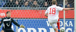 Die Entscheidung: Jan-Ingwer Callsen-Bracker trifft vom Punkt zum 2:2.