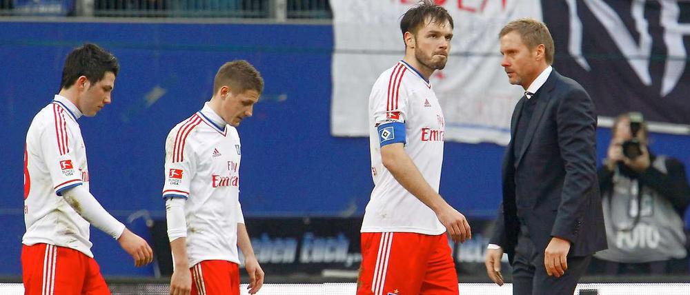 Niedergeschlagen nach der Niederlage: HSV-Trainer Thorsten Fink und seine Spieler.