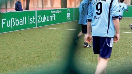 Teamgeist, Fairplay und Respekt. Fußball soll den Häftlingen in der Jugendstrafanstalt Plötzensee gesellschaftliche Werte vermitteln. 