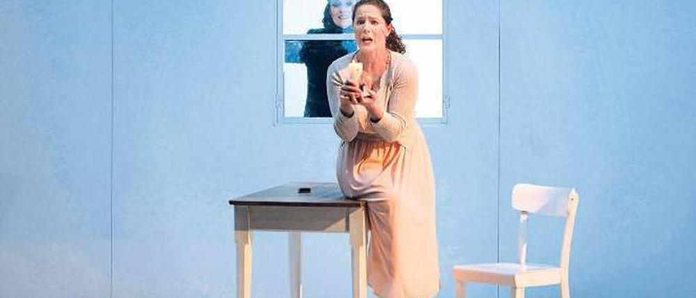 Schick im Elend. Jenufa (Michaela Kaune, vorne) lässt die Küsterin (Jennifer Larmore) frieren. Foto: Braun/drama-berlin