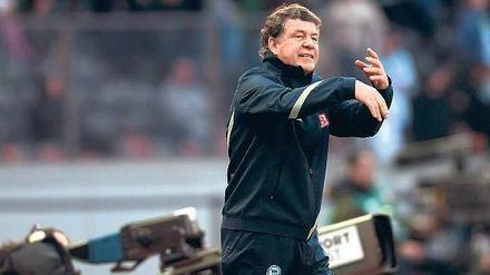 Den ersten Sieg abgewickelt. Otto Rehhagel hatte beide Hände im Spiel. Foto: dapd