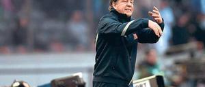 Den ersten Sieg abgewickelt. Otto Rehhagel hatte beide Hände im Spiel. Foto: dapd