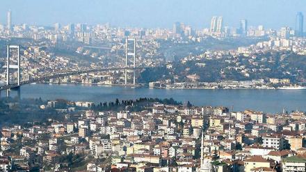 Asien und Europa. Istanbul am Bosporus markiert die Grenze zwischen zwei Kontinenten. Deren Einfluss verschiebt sich gerade. Foto: dpa
