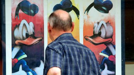Er ist schon da: Donald Duck in einem Schaufenster in Schwarzenbach, wo die Kunstwissenschaftlerin viele Jahre gelebt und gearbeitet hat.