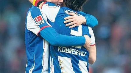 Endlich wieder lachen. Nach einer Serie von Misserfolgen haben die Berliner (hier Felix Bastians mit Lewan Kobiaschwili) durch den Sieg gegen Bremen den Stimmungsumschwung geschafft. Der Trend soll heute gegen Köln fortgesetzt werden. Foto: dapd