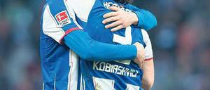 Endlich wieder lachen. Nach einer Serie von Misserfolgen haben die Berliner (hier Felix Bastians mit Lewan Kobiaschwili) durch den Sieg gegen Bremen den Stimmungsumschwung geschafft. Der Trend soll heute gegen Köln fortgesetzt werden. Foto: dapd