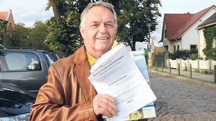 Monatelang haben Bürger gegen die Gebühren demonstriert – wie etwa Wilfried Henze aus dem Pankower Ortsteil Französisch Buchholz (r.). Anrainer des Tilla-Durieux- Parks (o.) am Potsdamer Platz müssen hingegen zahlen: Bei ihnen geht es um die „Erschließungsbeiträge für Infrastrukturen“.
