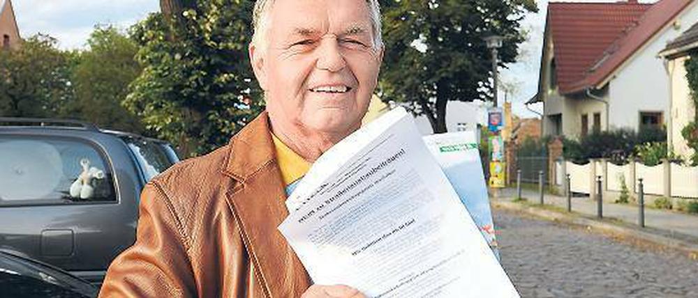 Monatelang haben Bürger gegen die Gebühren demonstriert – wie etwa Wilfried Henze aus dem Pankower Ortsteil Französisch Buchholz (r.). Anrainer des Tilla-Durieux- Parks (o.) am Potsdamer Platz müssen hingegen zahlen: Bei ihnen geht es um die „Erschließungsbeiträge für Infrastrukturen“.