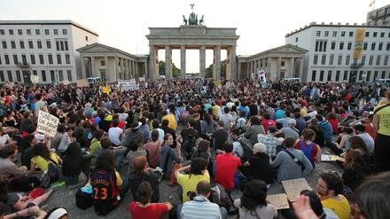 Frühjahr 2011: Spanier demonstrieren in Berlin für mehr Gerechtigkeit in ihrem Land. Vor allem die hohe Jugendarbeitslosigkeit treibt viele um - und aus dem Land.