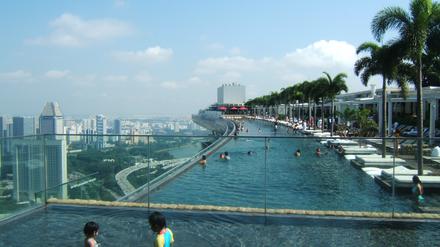 Der 146 Meter lange Pool auf dem Dach des Hotels Marina Bay Sands.