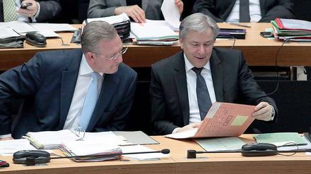 Henkel und Wowereit gemeinsam auf der Regierungsbank.