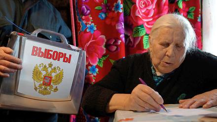 Eine Frau gibt in Boreschino, 40 Kilometer entfernt von Smolensk, ihre Stimme ab. 109 Millionen Russen waren am Sonntag aufgefordert einen neuen Präsidenten zu wählen. 