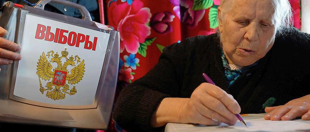 Eine Frau gibt in Boreschino, 40 Kilometer entfernt von Smolensk, ihre Stimme ab. 109 Millionen Russen waren am Sonntag aufgefordert einen neuen Präsidenten zu wählen. 