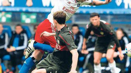 Unkontrollierte Offensive. Petric (o.) stürmt ohne Rücksicht auf die Mitspieler. Foto: dapd