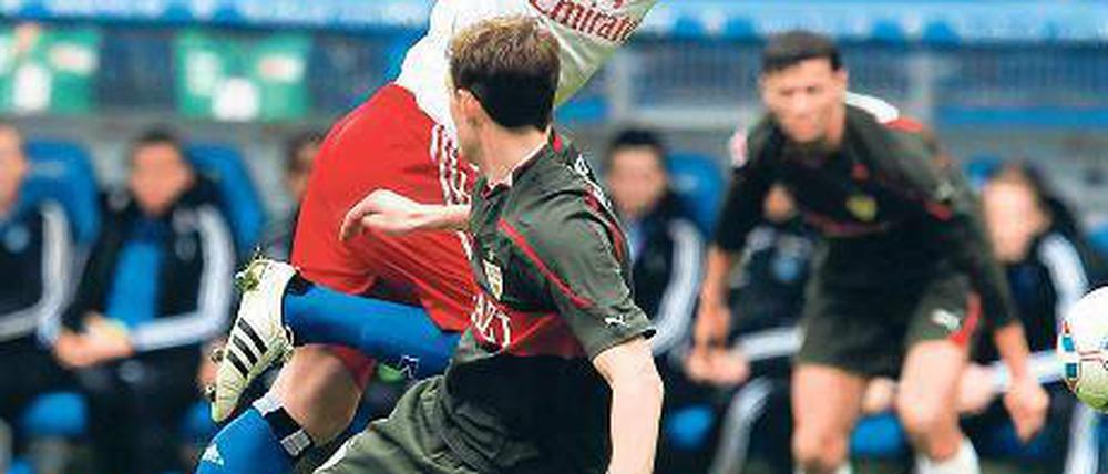 Unkontrollierte Offensive. Petric (o.) stürmt ohne Rücksicht auf die Mitspieler. Foto: dapd