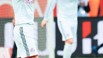 Bayern geh’n verloren. Der Münchner Kapitän Philipp Lahm (links) und Toni Kroos können die Niederlage in Leverkusen einfach nicht fassen. Foto: dapd