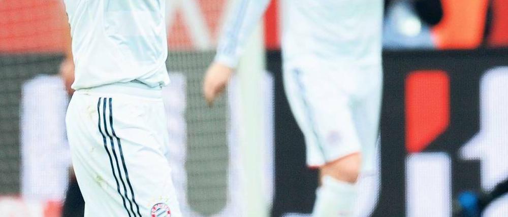 Bayern geh’n verloren. Der Münchner Kapitän Philipp Lahm (links) und Toni Kroos können die Niederlage in Leverkusen einfach nicht fassen. Foto: dapd