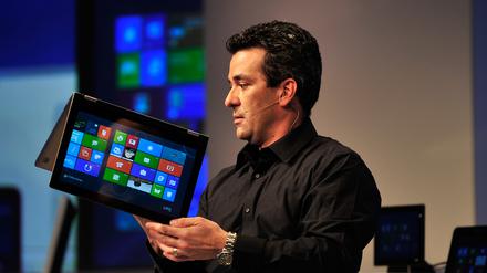 Microsoft-Manager Mike Angiulo demonstrierte am Mittwoch in Barcelona den Einsatz von Windows 8 auf einem Tablet-System.