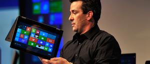 Microsoft-Manager Mike Angiulo demonstrierte am Mittwoch in Barcelona den Einsatz von Windows 8 auf einem Tablet-System.