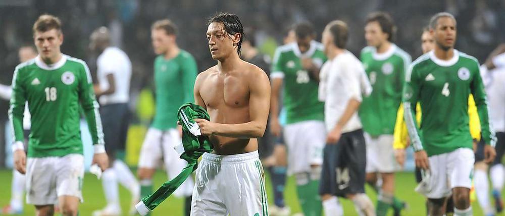 Für Mesut Özil und seine Kollegen lief es gegen Frankreich nicht wie gewünscht. Bis zur EM ist aber noch genug Zeit.