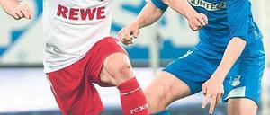 Du hältst mich auch nicht. Kölns Podolski (l.) gegen Hoffenheims Vestergaard. Foto: dpa