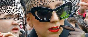 Keine gewöhnliche Dozentin: Lady Gaga im schwarzen Kleid und einem netzartigen Hut an der Eliteuniversität Harvard.
