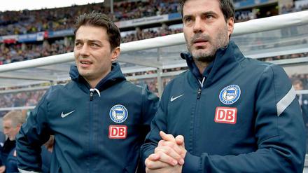 Die Bäcker. Die Assistenten Ante Covic (links) und René Tretschok arbeiten an einem Rezept für Hertha, Chef Otto Rehhagel gibt einen Zuckerguss aus Erfahrung darauf.