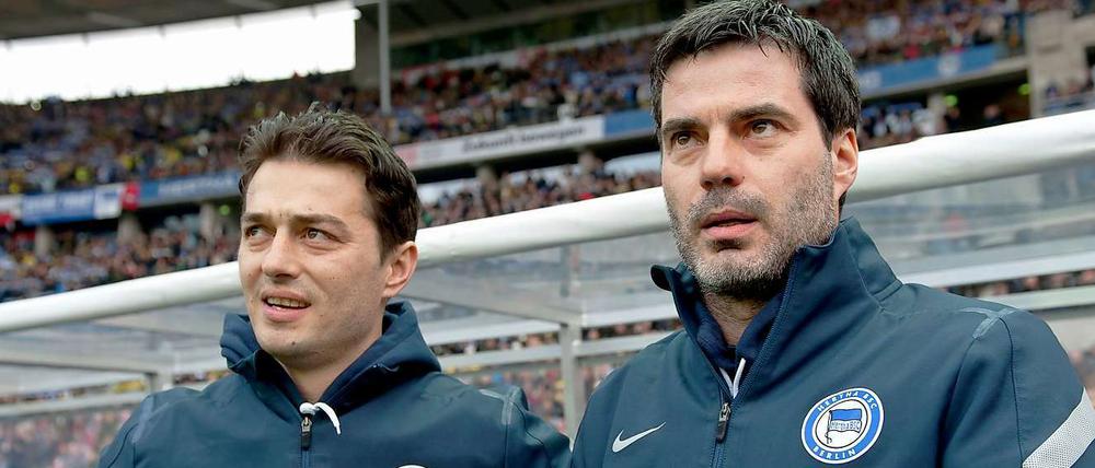 Die Bäcker. Die Assistenten Ante Covic (links) und René Tretschok arbeiten an einem Rezept für Hertha, Chef Otto Rehhagel gibt einen Zuckerguss aus Erfahrung darauf.