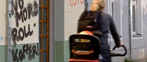 "Keine Rollkoffer mehr" fordert diese Wandschmiererei. Der Frust über die negativen Folgen des Tourismusbooms in Berlin wächst.