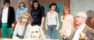 Alles Banane. Marius von Mayenburg führte Regie bei seinem eigenen Stück. Hier eine Szene mit Robert Beyer (re.). Foto: Joachim Fieguth