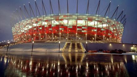 Blickfang in Weiß-Rot. Das Warschauer Nationalstadion ist gerade noch rechtzeitig zur EM fertig geworden. 