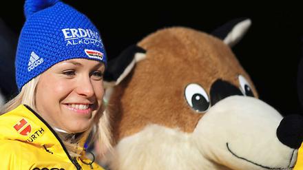 Der deutsche Star und das WM-Maskottchen.