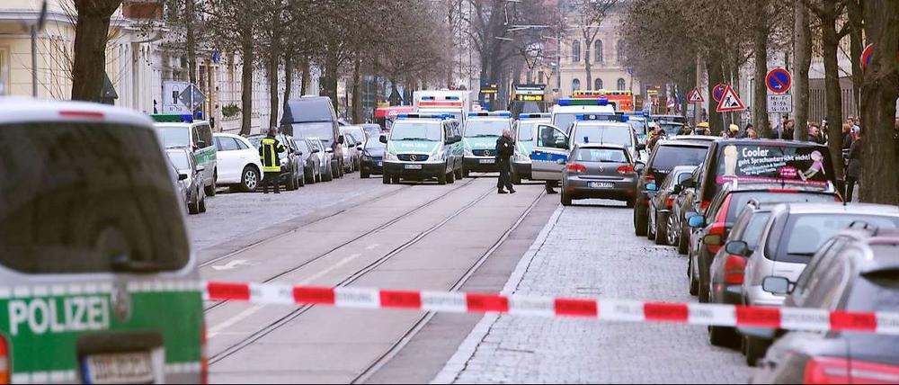 Großes Polizeiaufgebot vor der Leipzig International School.