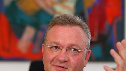 Mit Sicherheit: Der Berliner Innensenator und CDU-Landesvorsitzende Frank Henkel beim Interview in seinem Büro.