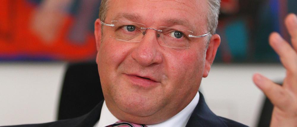Mit Sicherheit: Der Berliner Innensenator und CDU-Landesvorsitzende Frank Henkel beim Interview in seinem Büro.
