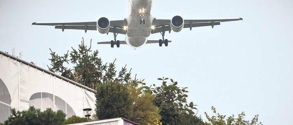 WIe im Fluge. Bereits in einem Vierteljahr starten und landen die Maschinen auf dem neuen BER-Airport. Fragen des Lärmschutzes sind noch ungelöst. Foto: dapd/Timur Emek