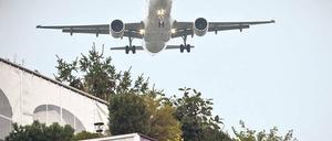 WIe im Fluge. Bereits in einem Vierteljahr starten und landen die Maschinen auf dem neuen BER-Airport. Fragen des Lärmschutzes sind noch ungelöst. Foto: dapd/Timur Emek