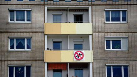 Protest gegen Rechtsextremismus an einem Plattenbau in Dresden.