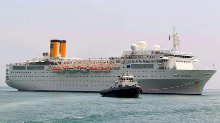 Das Kreuzfahrtschiff "Costa Allegra" wurde von Schleppern in den Hafen gebracht.