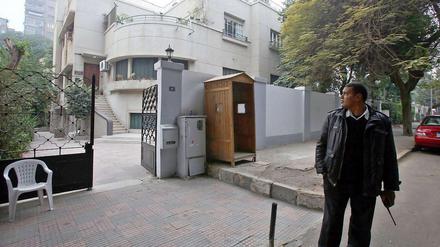 Ein ägyptischer Polizist steht in Kairo vor dem Eingang einer Nichtregierungsorganisation.