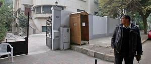 Ein ägyptischer Polizist steht in Kairo vor dem Eingang einer Nichtregierungsorganisation.