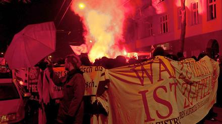 Ein Zeichen gegen Nazis: Mit Bengalischem Feuer demonstrieren Linke vor der Nazi-Kneipe "Zum Henker".